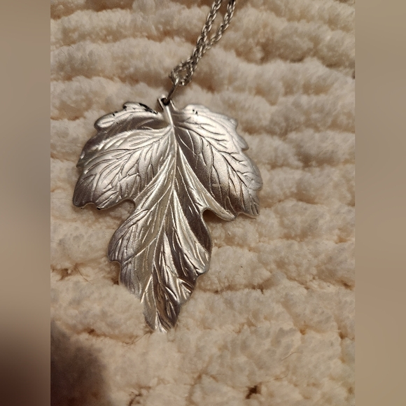 Maple leaf necklace - Picture 1 of 3